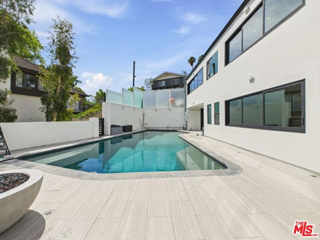 4942 Marmol Drive, Woodland Hills CA: https://media.crmls.org/mediaz/15ae2ea3-dddb-4a2f-a0a0-8779f061001e.jpg