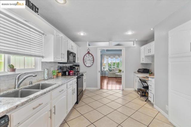 2362 Somerset Ave, Castro Valley CA: https://media.crmls.org/mediaz/15af3927-77a0-4ab6-b0f1-84905ea30be1.jpg