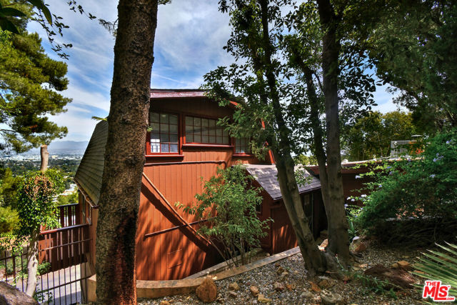 3682 Berry Drive, Studio City CA: https://media.crmls.org/mediaz/15aff7b4-db87-4473-8c51-3057cc8825f9.jpg