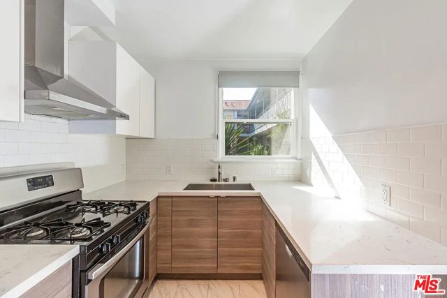 1429 Havenhurst Drive, West Hollywood CA: https://media.crmls.org/mediaz/15b01548-9fe9-45b3-932b-828dc99afbfa.jpg