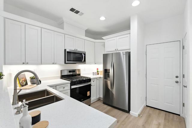 728 City Walk Place, Hayward CA: https://media.crmls.org/mediaz/15b0ef2d-0026-4787-93b1-0afd0e99bc9d.jpg
