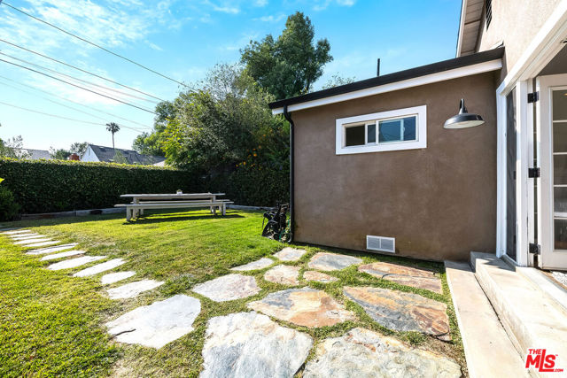 5711 Colbath Avenue, Valley Glen CA: https://media.crmls.org/mediaz/15b12994-5347-42bb-a91f-2c8a2f37a768.jpg