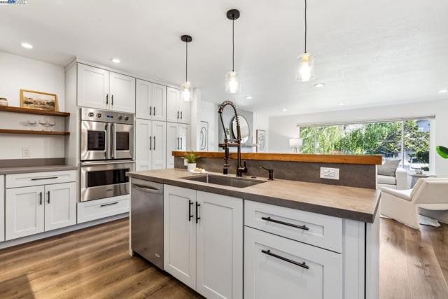 3134 Terry Ct, Castro Valley CA: https://media.crmls.org/mediaz/15b29f7c-9931-4e10-b25c-f9ca2aa381ab.jpg