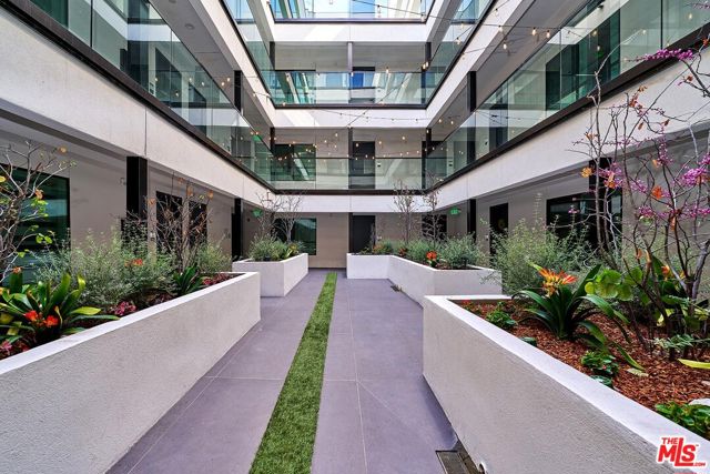 321 S Oxford Avenue, Los Angeles CA: https://media.crmls.org/mediaz/15b2eaba-4bf3-453c-ae72-0d42faca041d.jpg