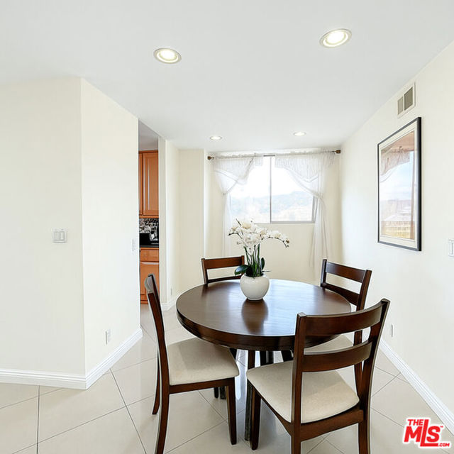 100 South Doheny Drive, 920 photo 3