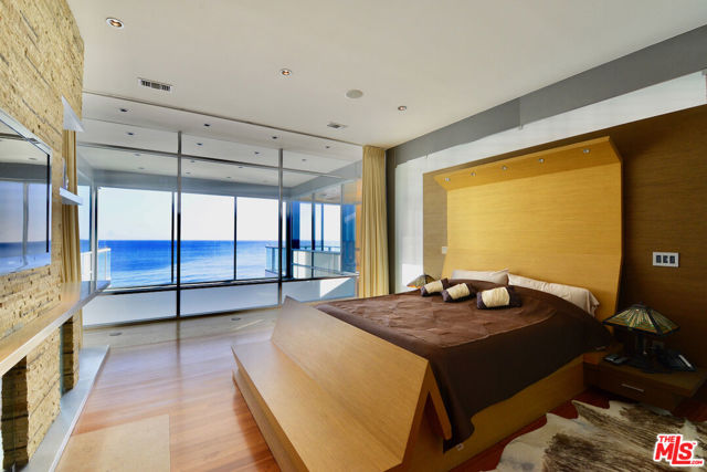 24826 Malibu Road, Malibu CA: https://media.crmls.org/mediaz/15b4a7e4-ab49-45a3-aa95-1f1cee29c382.jpg