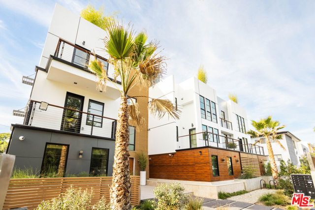 547 N Sweetzer Avenue, West Hollywood CA: https://media.crmls.org/mediaz/15b548fc-9f3f-4eca-ae2b-bbb79b5ccc29.jpg