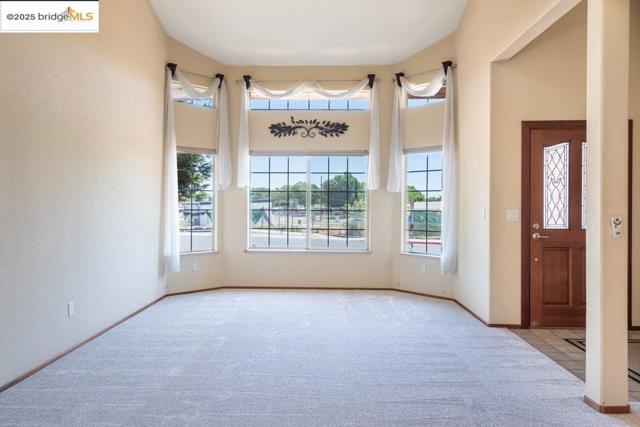 1003 Linda Vista Way, Rio Vista CA: https://media.crmls.org/mediaz/15b57eab-aec2-4943-b9c4-c22d922f1692.jpg