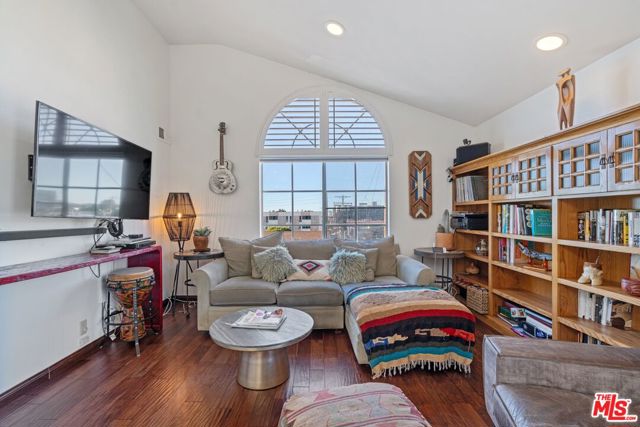 12311 Pacific Avenue, Los Angeles CA: https://media.crmls.org/mediaz/15b5aeb9-5a35-4cc1-8489-a4def84c77f8.jpg