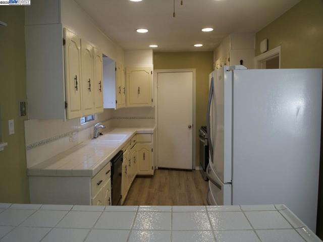 7608 Arthur St, Oakland CA: https://media.crmls.org/mediaz/15b5db9f-0560-40a9-a9b6-35b64499fde2.jpg