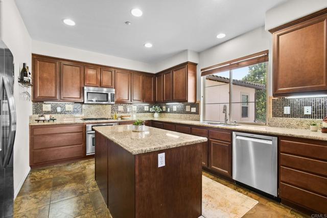 Detail Gallery Image 11 of 37 For 2233 Capistrano Way #18,  Chula Vista,  CA 91915 - 4 Beds | 3 Baths