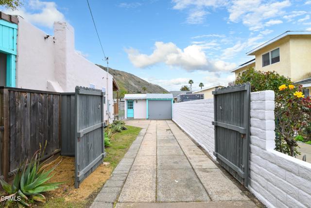 226 El Medio Street, Ventura CA: https://media.crmls.org/mediaz/15b62edf-4f34-40e2-ae35-2c38408dd76d.jpg