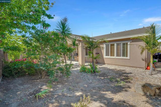 1030 Clear Lake Dr, Oakley CA: https://media.crmls.org/mediaz/15b66cc0-422a-4474-a61e-ef108fd6edb7.jpg