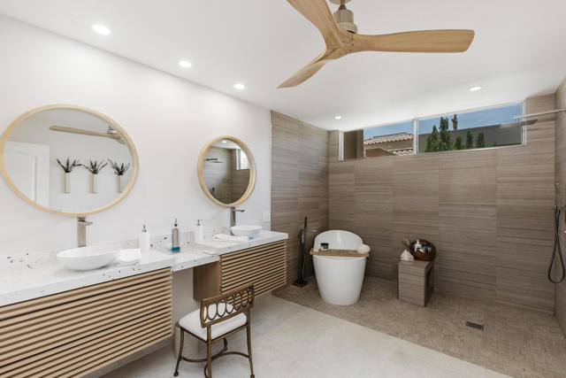 27 Oak Tree Drive, Rancho Mirage CA: https://media.crmls.org/mediaz/15b70691-0a2c-4a08-8743-a7c1e1d97f91.jpg