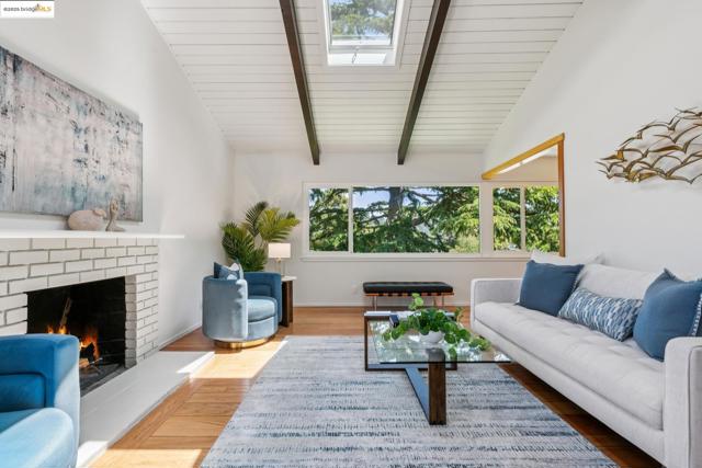 1023 Overlook Rd, Berkeley CA: https://media.crmls.org/mediaz/15b7380e-d8e6-426d-974e-cd47b72f5ea8.jpg