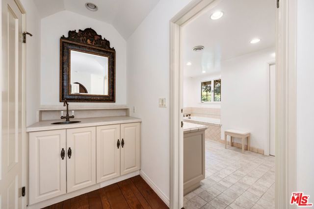 2562 Mandeville Canyon Road, Los Angeles CA: https://media.crmls.org/mediaz/15b79ddb-a0b8-456e-8ff0-4ef43d03ee3e.jpg