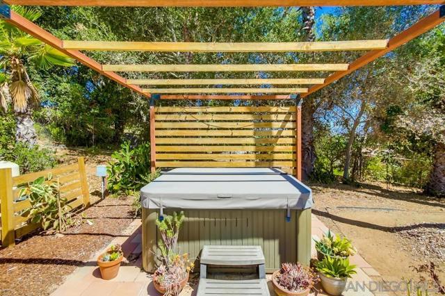 2336 Rancho Diego Ct, Escondido CA: https://media.crmls.org/mediaz/15b7eacd-9cf2-44c8-a835-b29e0b6ebec3.jpg