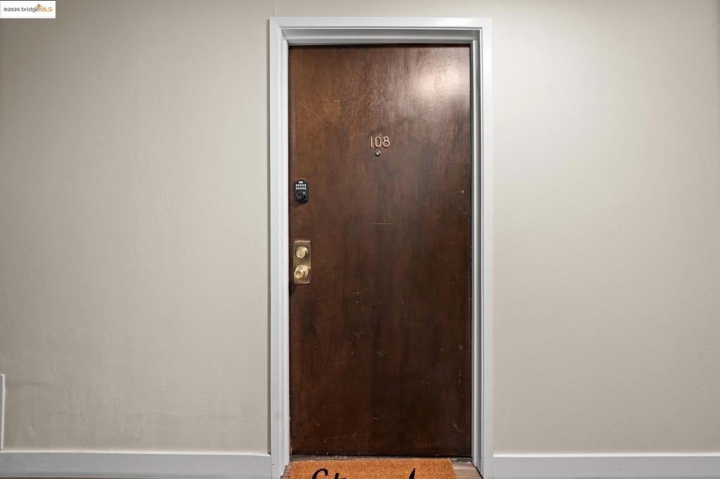 https://media.crmls.org/mediaz/15b818ee-e863-4388-9b3b-68d782aab21f.jpg?preset=X-Large