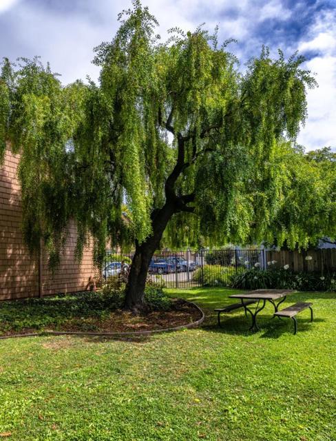1901 Courtyard Drive, Capitola CA: https://media.crmls.org/mediaz/15b87b18-b881-4391-8c68-86d19d0acd61.jpg