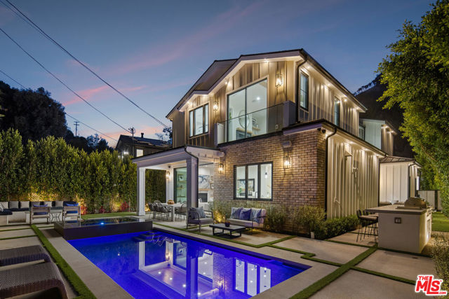 1534 N Beverly Drive, Beverly Hills CA: https://media.crmls.org/mediaz/15b87bb1-a99d-4dfc-bdd6-453ef243a07b.jpg