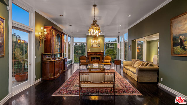 9430 Readcrest Drive, Beverly Hills CA: https://media.crmls.org/mediaz/15b8a888-385b-45fa-8d3b-6743d2a54aa9.jpg