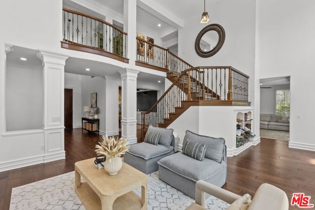 638 Oak Tree Court, Simi Valley CA: https://media.crmls.org/mediaz/15b9358d-2e87-4bcd-93f0-b29cc5b7f03c.jpg