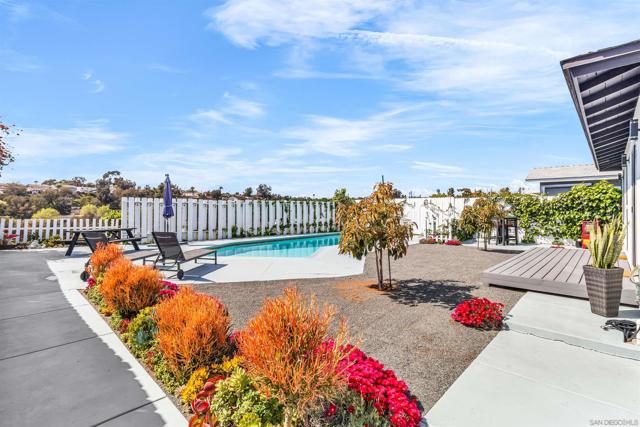 2702 Ridge View Dr, San Diego CA: https://media.crmls.org/mediaz/15b9a028-169d-4e3a-bd61-0553dfda76c0.jpg