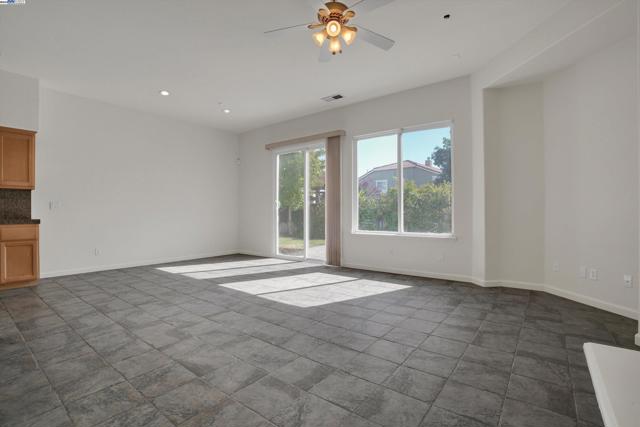 342 Roundhill Dr, Brentwood CA: https://media.crmls.org/mediaz/15b9fa76-f529-4795-9341-ccbca8ae5963.jpg