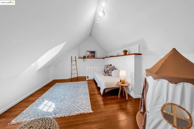 5605 Picardy Dr, Oakland CA: https://media.crmls.org/mediaz/15bb06be-b6cb-437d-b986-2ab83a417a3a.jpg