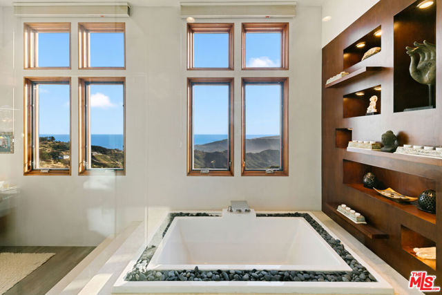 301 Loma Metisse Road, Malibu CA: https://media.crmls.org/mediaz/15bcafa0-3153-46de-98c8-9bf182112f40.jpg