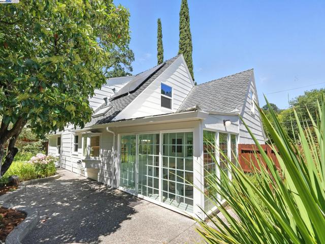 160 Moraga Way, Orinda CA: https://media.crmls.org/mediaz/15bd2d13-842e-4650-bdf9-fa86cea20e72.jpg