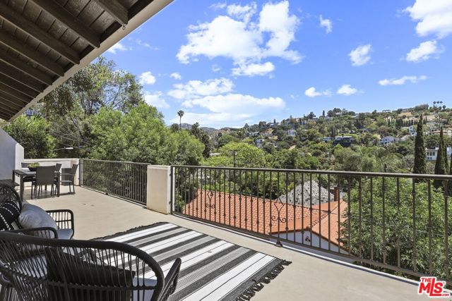 5940 Manola Way, Los Angeles CA: https://media.crmls.org/mediaz/15bd5e5c-0ef5-4dab-93bf-0f71375b20d6.jpg