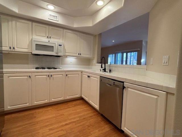 8641 Via Mallorca, La Jolla CA: https://media.crmls.org/mediaz/15bd9fda-08ac-48a7-b2a9-da7b042a04b4.jpg