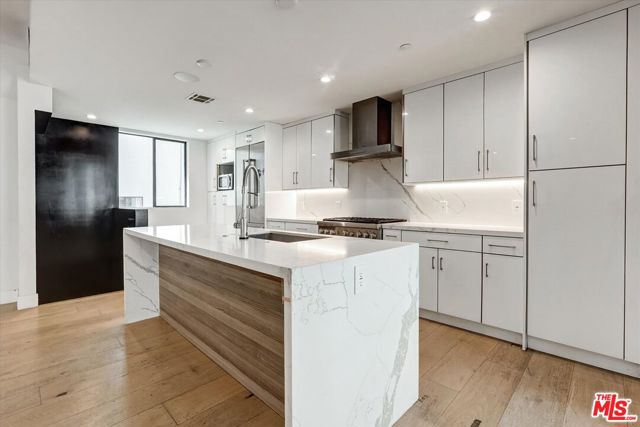 733 1/2 N Gramercy Place, Los Angeles CA: https://media.crmls.org/mediaz/15bdf6d6-0cf4-4f22-a3da-66a45a37fd6c.jpg