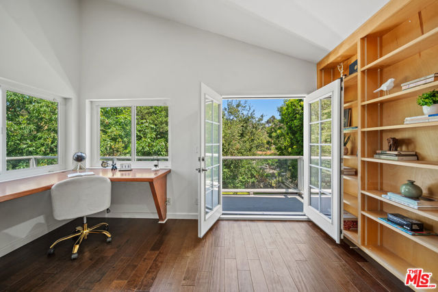 16755 Encino Hills Drive, Encino CA: https://media.crmls.org/mediaz/15bdffbb-3320-48b6-aeae-ab87d44070c4.jpg