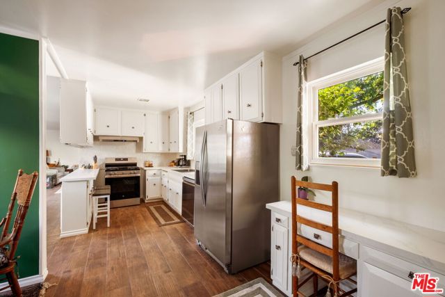 5940 Varna Avenue, Valley Glen CA: https://media.crmls.org/mediaz/15be62ef-a9ca-4bf5-b17f-cf84bd8030de.jpg