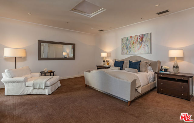 22368 Pacific Coast Highway, Malibu CA: https://media.crmls.org/mediaz/15be95ea-81db-4593-b901-28bb6cb4bd37.jpg