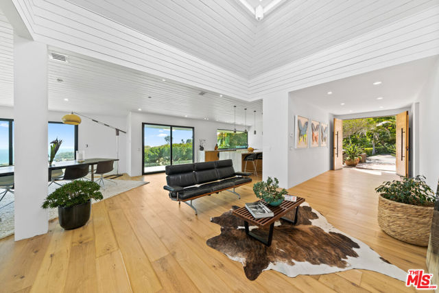 23812 Malibu Crest Drive, Malibu CA: https://media.crmls.org/mediaz/15be9e0d-9c28-4669-91b8-9628fcb4b1d5.jpg