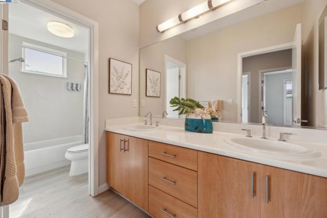 303 Bowsman Ct, Oakland CA: https://media.crmls.org/mediaz/15bf2ecd-9658-4d2f-a521-289f3deb3266.jpg