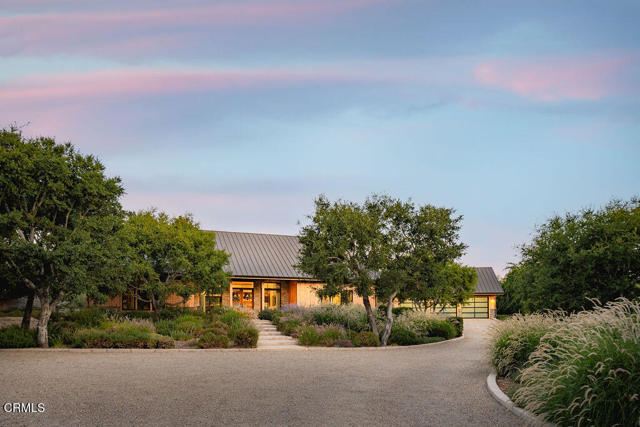 850 Sienna Way, Santa Ynez CA: https://media.crmls.org/mediaz/15bf78ad-8a4f-4b0e-8359-7c0f02031e9b.jpg
