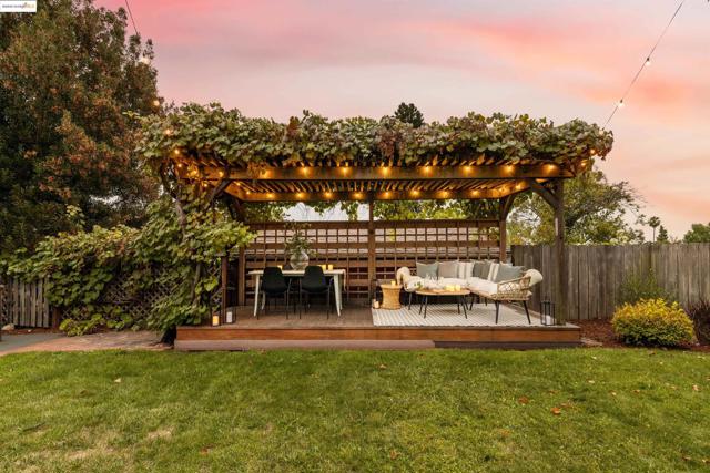 2451 Carmel St, Oakland CA: https://media.crmls.org/mediaz/15c02ef1-3e23-4f91-86b8-91ae19ac083c.jpg