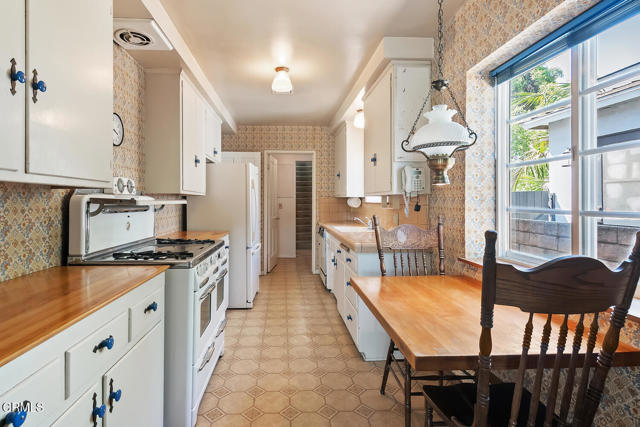 Detail Gallery Image 11 of 30 For 17835 Tarzana St, Encino,  CA 91316 - 4 Beds | 3 Baths