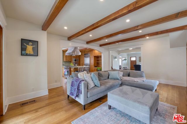 933 W Venezia Avenue, Venice CA: https://media.crmls.org/mediaz/15c1597a-a2ad-40cb-87a6-32e6abcfbd45.jpg