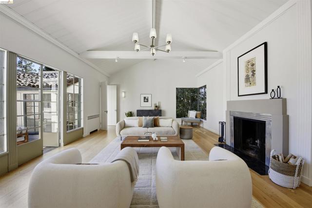 44 Highgate Rd, Kensington CA: https://media.crmls.org/mediaz/15c1b068-6a77-4af6-bfcb-773e397c9495.jpg