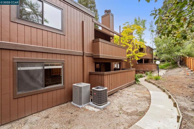 879 Camelback Pl, Pleasant Hill CA: https://media.crmls.org/mediaz/15c21de3-75ff-455f-bd32-d84e59da17a8.jpg