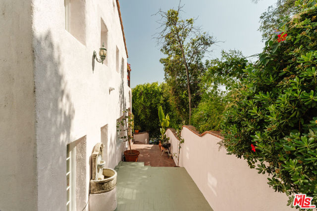 5163 Franklin Avenue, Los Angeles CA: https://media.crmls.org/mediaz/15c21f70-8fd5-4893-a094-35eb1716fe91.jpg