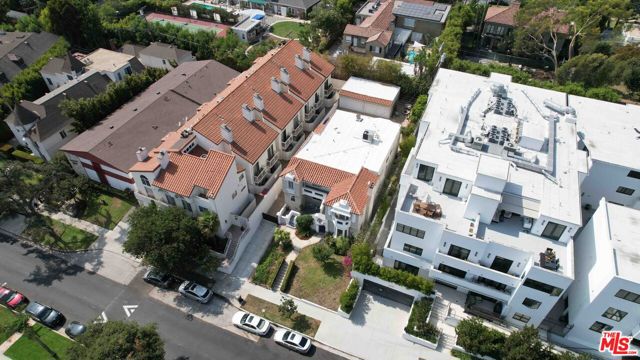 865 S Lucerne Boulevard, Los Angeles CA: https://media.crmls.org/mediaz/15c24349-6063-4e55-836f-4c9e76ff621b.jpg
