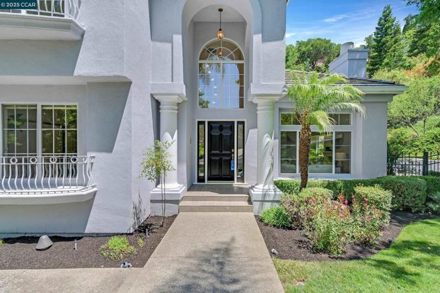 4253 Golden Oak Ct, Danville CA: https://media.crmls.org/mediaz/15c27953-29cf-4a8a-8ab5-5f2778d1bd6c.jpg
