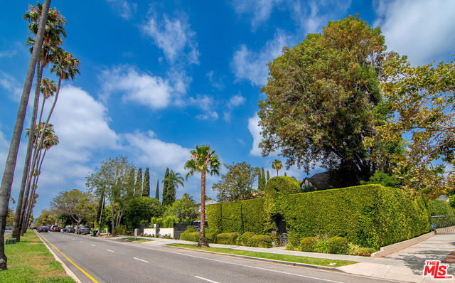 338 S Highland Avenue, Los Angeles CA: https://media.crmls.org/mediaz/15c30da9-0c4b-4580-8b2f-127cf7c653f9.jpg