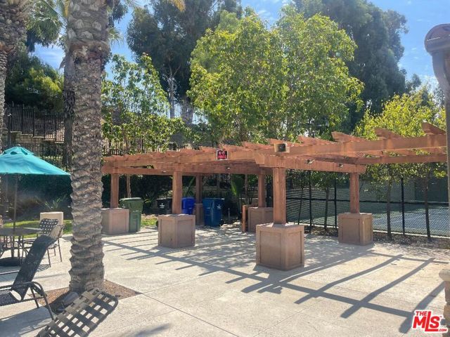 9009 S Calvin Way, Inglewood CA: https://media.crmls.org/mediaz/15c31cf8-9926-4179-8c6b-bc72707f18e7.jpg